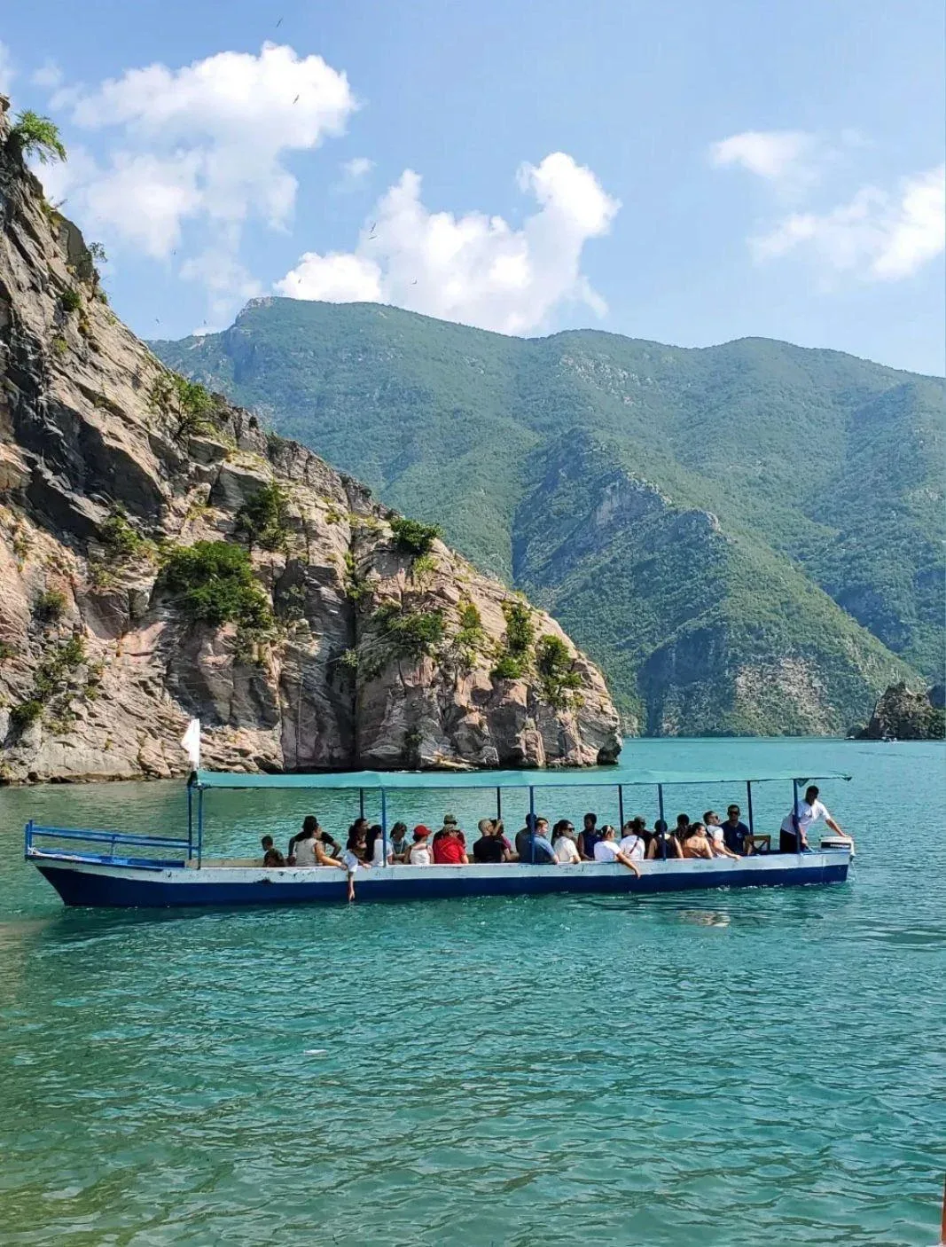 Boat entering the Shala valley